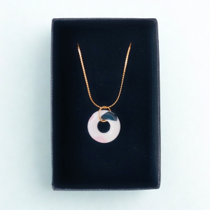 Collier en porcelaines colorées