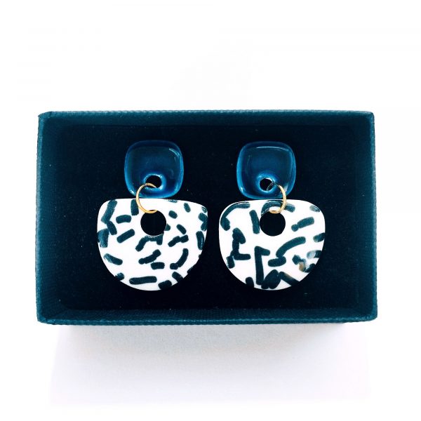 Boucles d'oreilles en porcelaine noire et blanche avec puce bleue