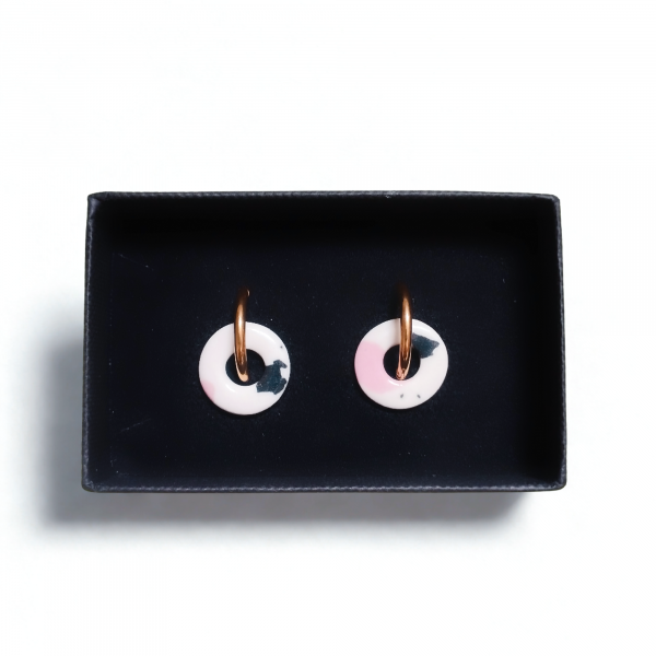 Anneaux en porcelaine rose, noire et blanche