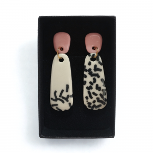 Boucles d'oreilles en porcelaine noire et blanche avec puce rose