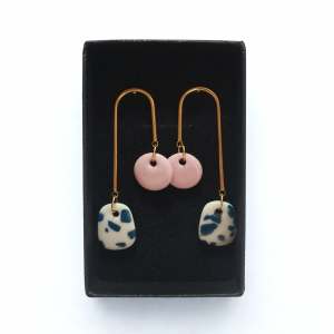Boucles d'oreilles en porcelaine rose, blanche et bleue