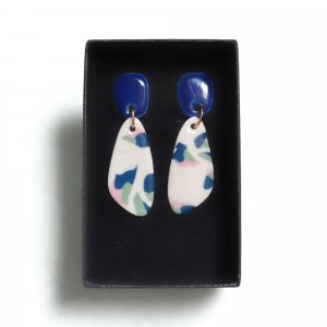 Boucles d'oreilles en porcelaine colorée avec puce bleue